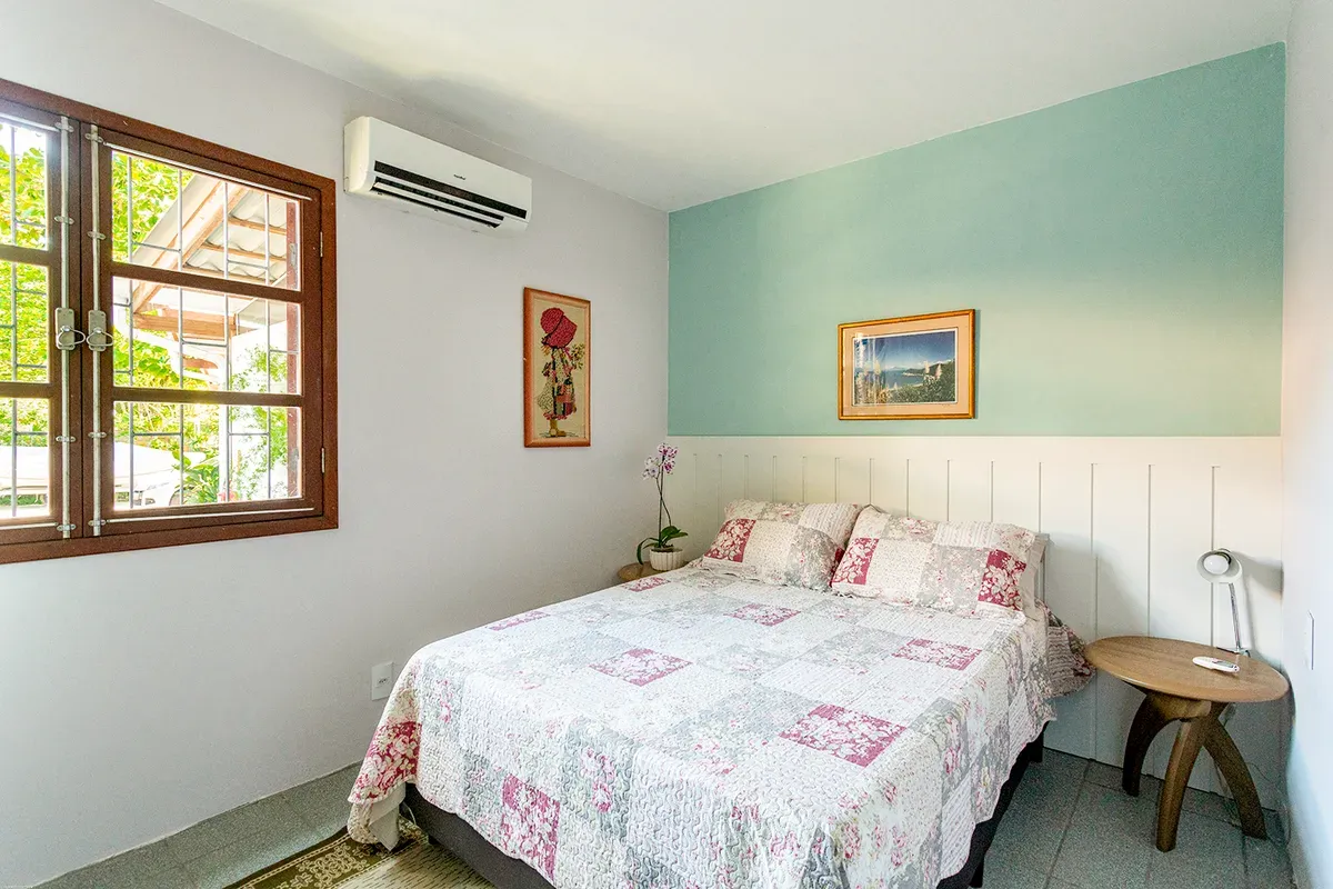 Quarto de casal com janela para o jardim