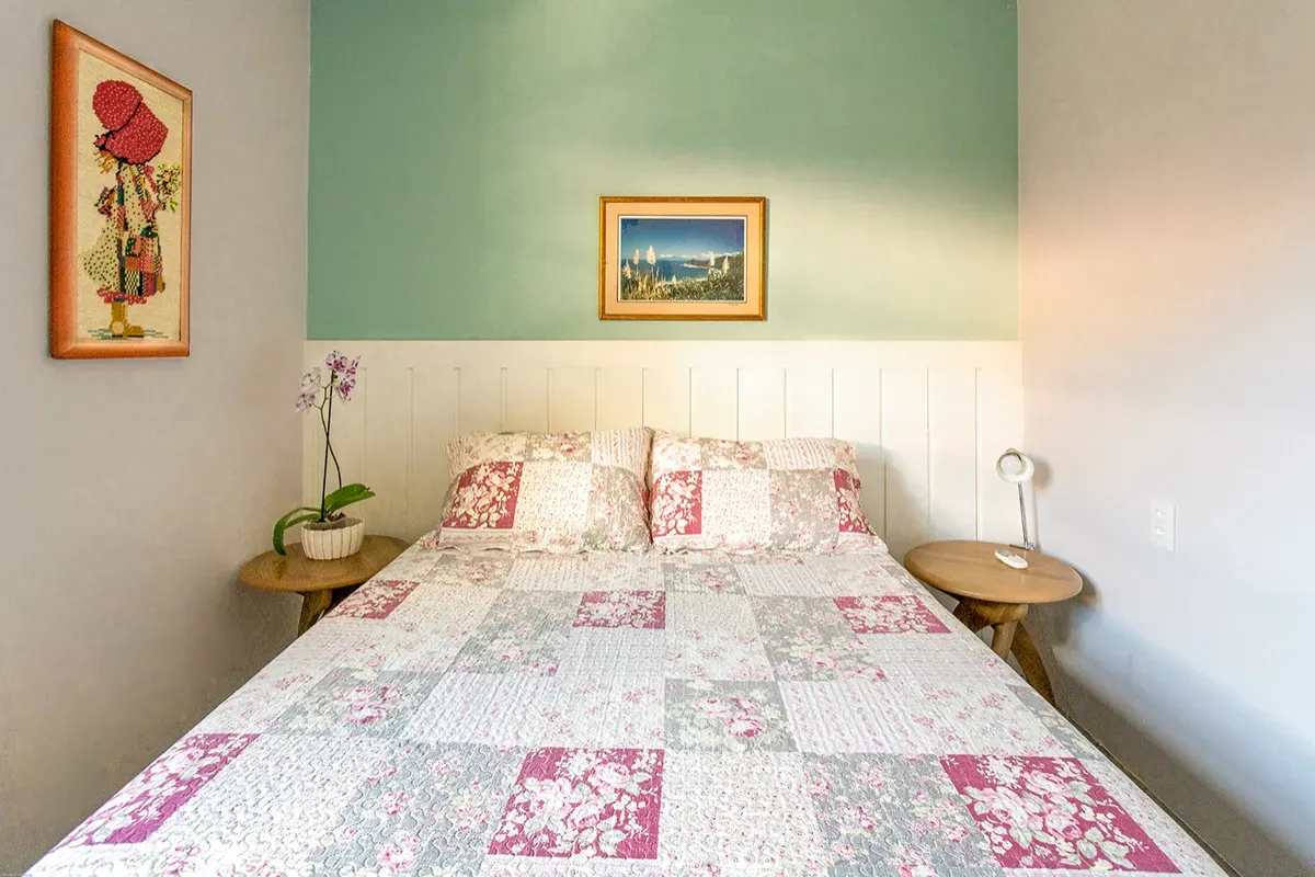 Quarto de casal com colcha florida