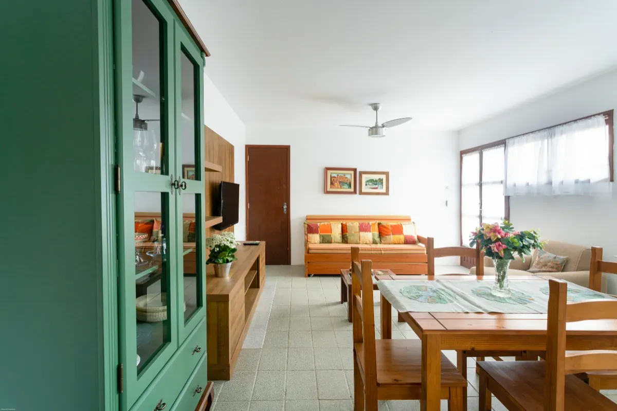 Mesa de jantar para quatro ao lado da cristaleira verde