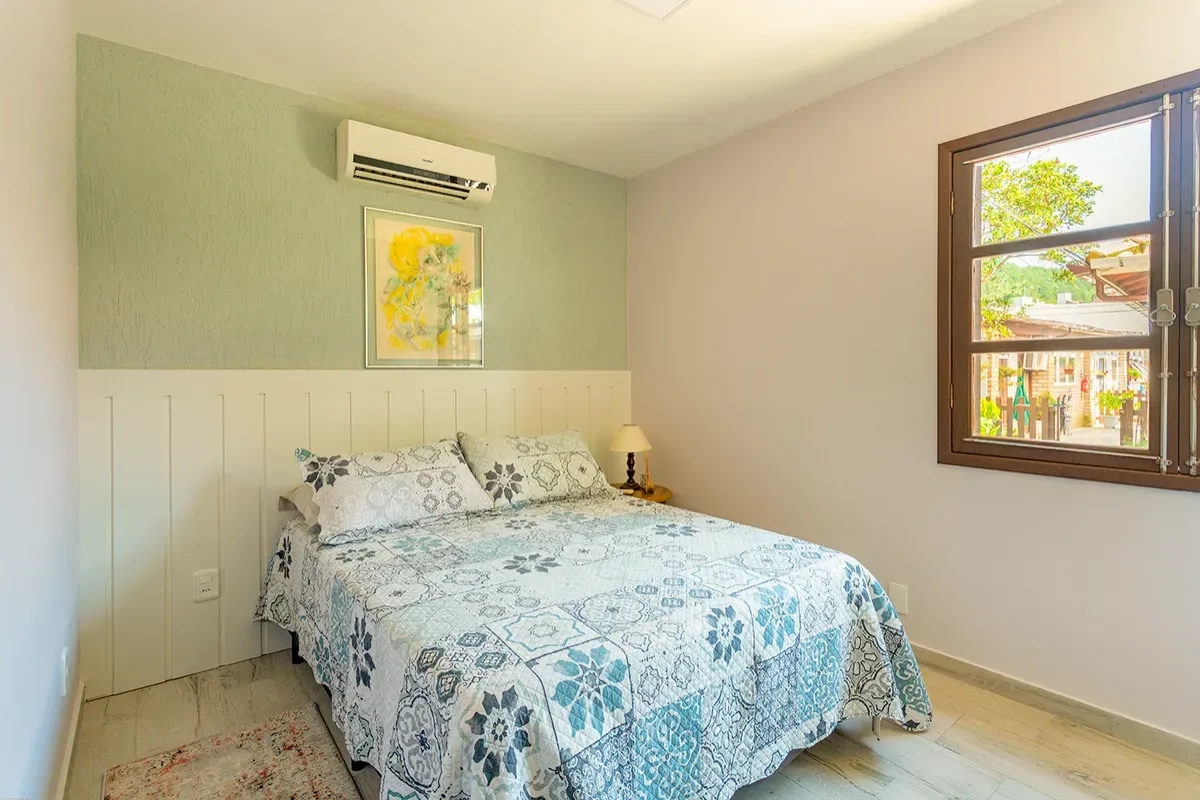 Quarto de casal com ar-condicionado e janela para o jardim