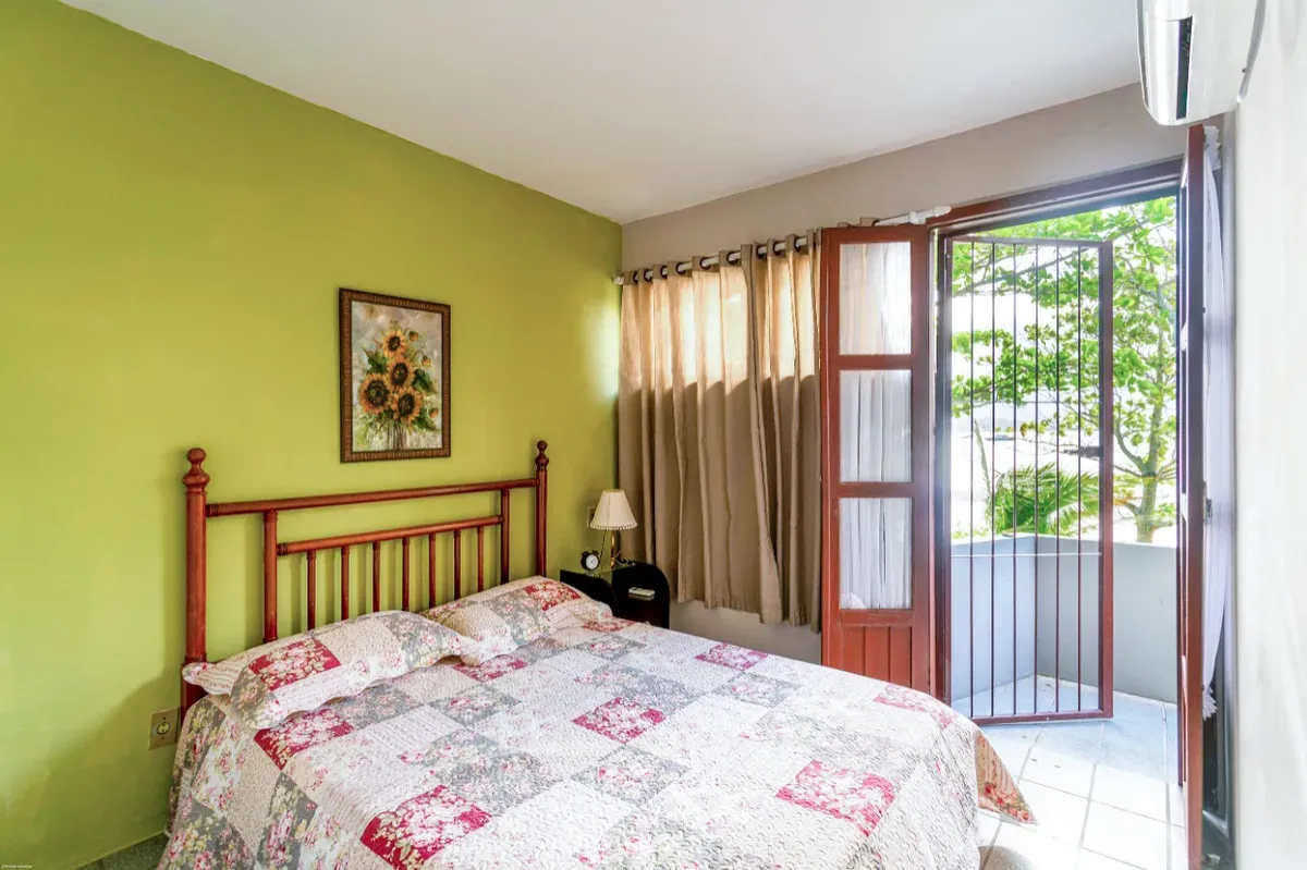 Quarto de casal com porta aberta para a sacada