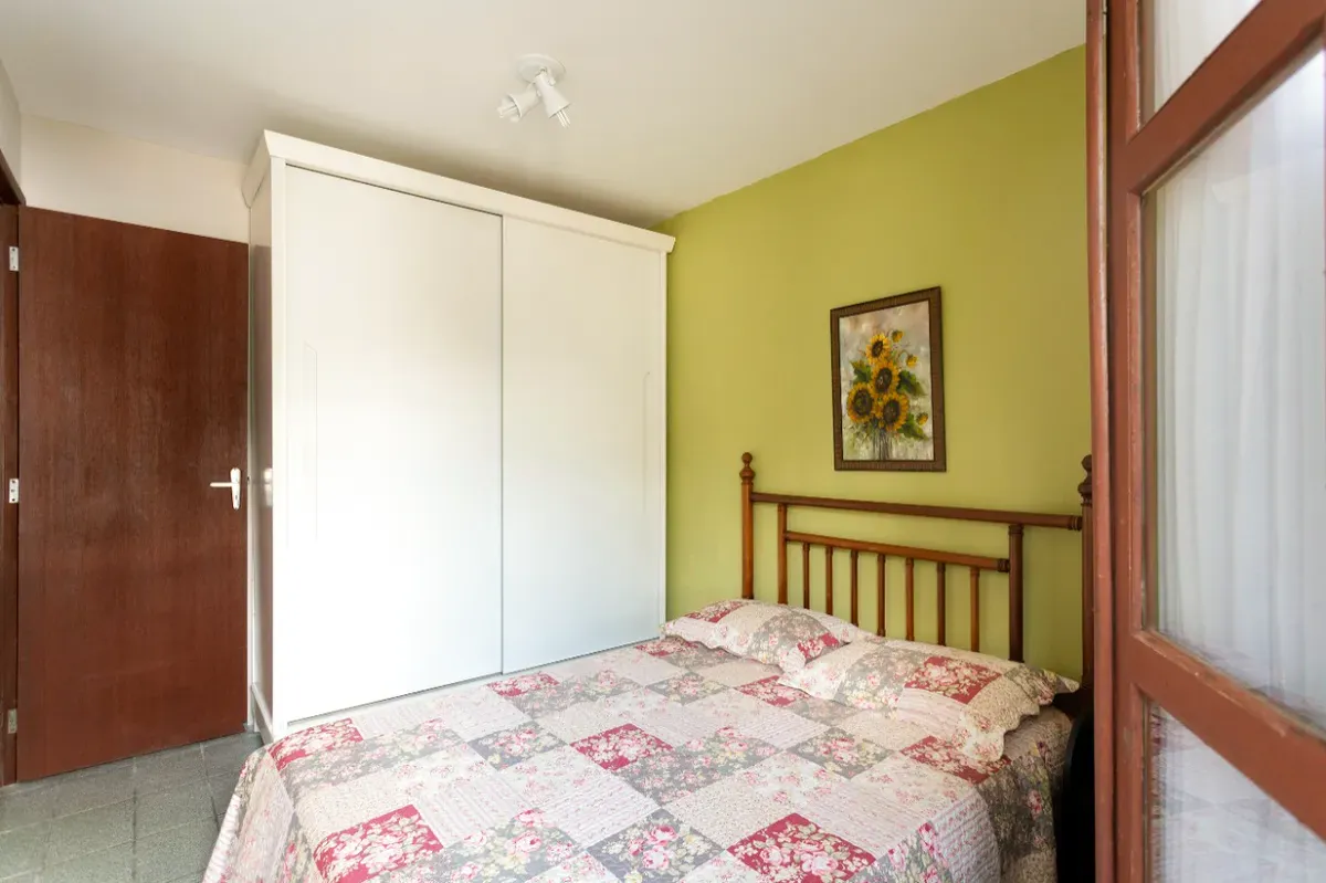 Quarto de casal com guarda-roupa branco