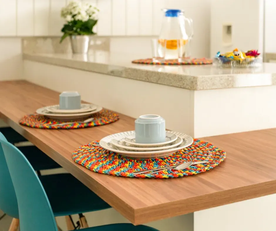 Mesa posta para o café da manhã no balcão