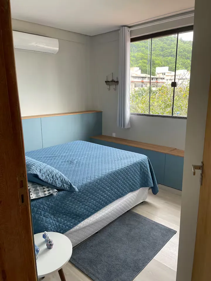 Quarto de casal com janela