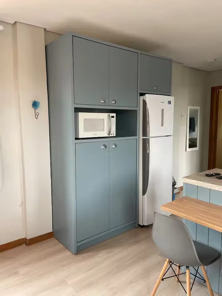 Armários da cozinha com geladeira e micro-ondas