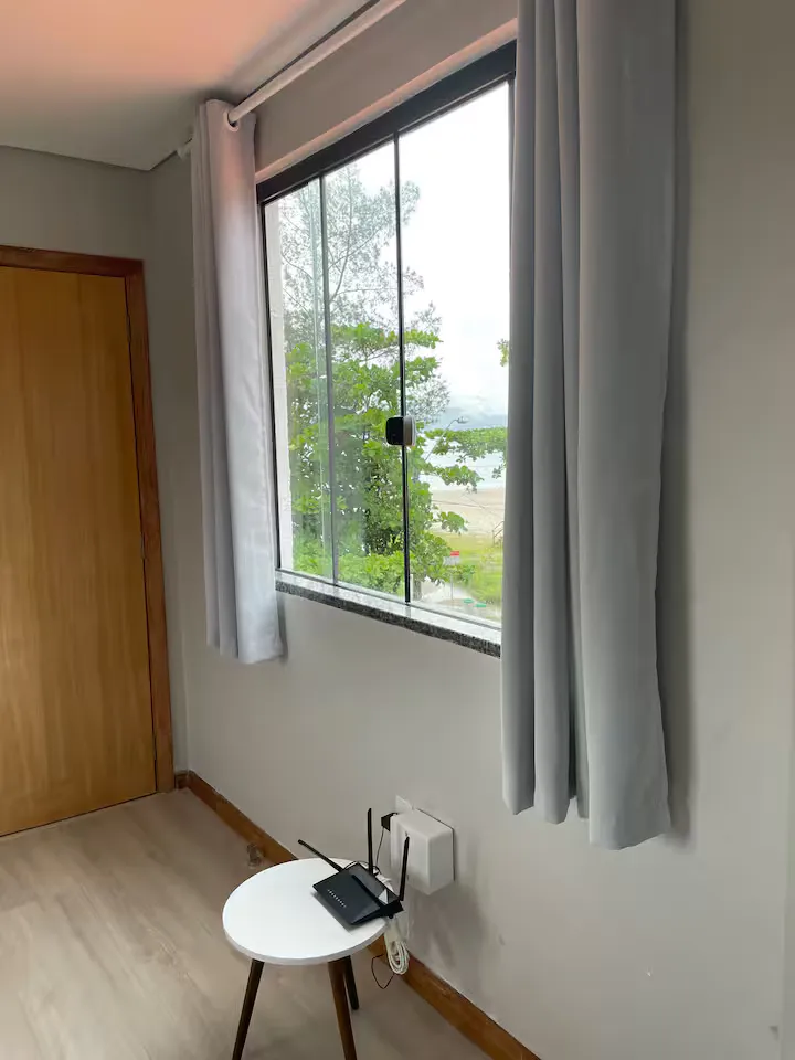 Janela com vista para as árvores