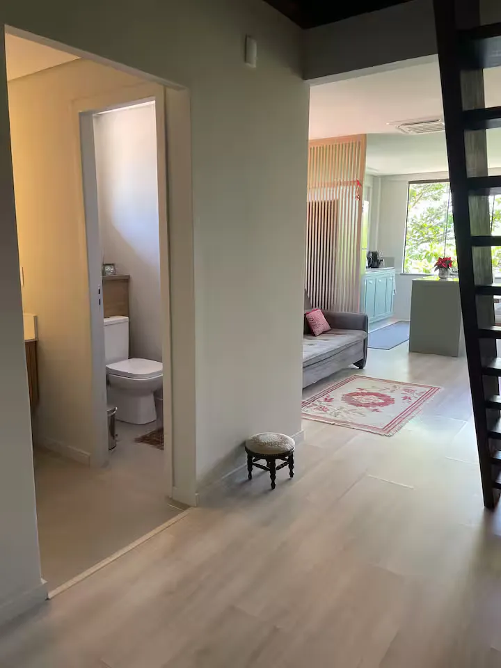 Entrada com escada vazada para o andar de cima