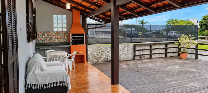 Varanda com churrasqueira e vista para o mar