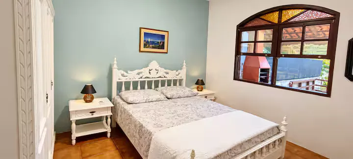 Segundo quarto de casal com parede azul