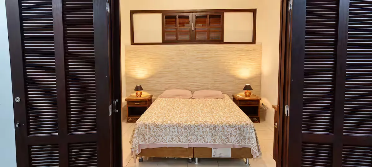 Quarto de casal com iluminação aconchegante