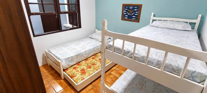 Quarto com beliche e bicama