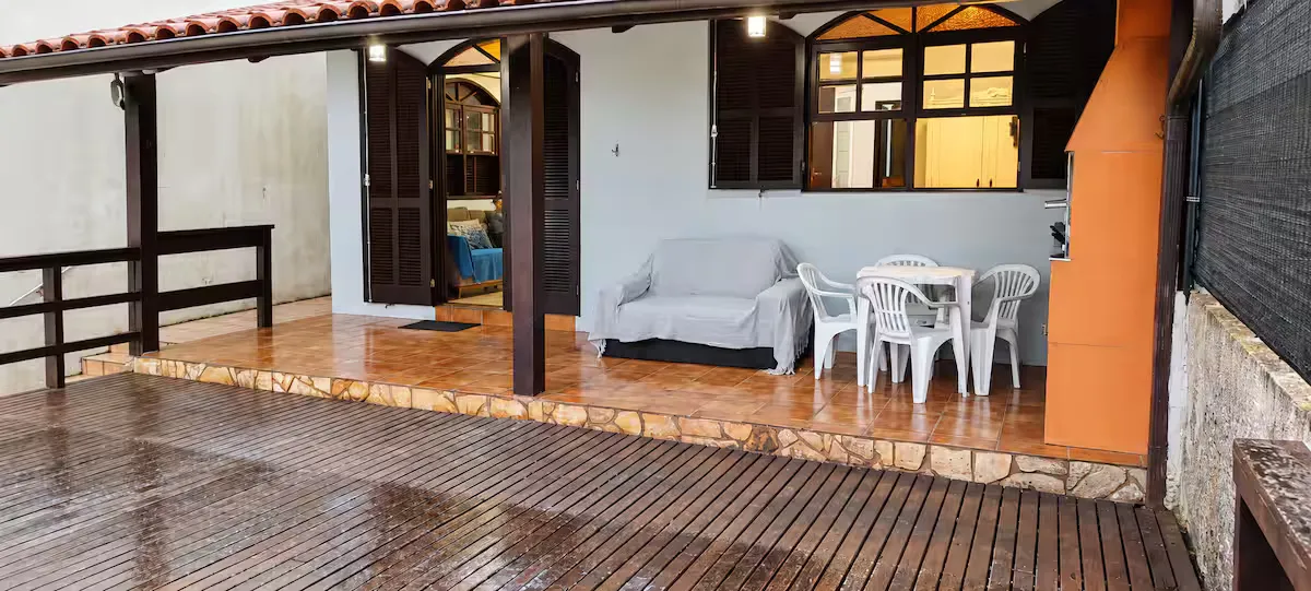 Deck de madeira em frente à casa