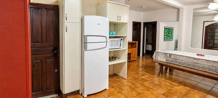 Mesa de jantar ao lado da cozinha