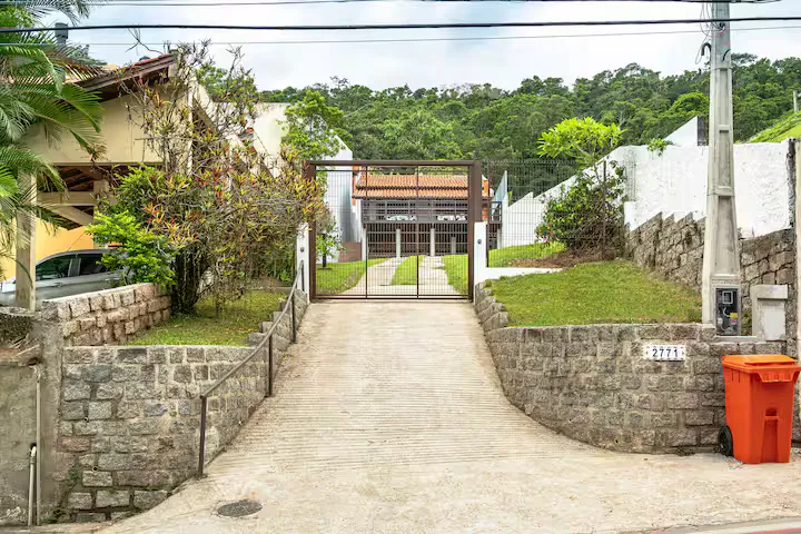 Entrada da casa com portão e garagem