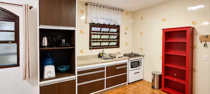Cozinha com estante vermelha