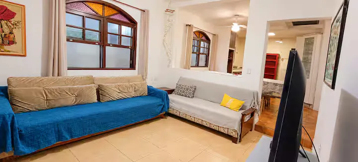 Sala ampla com sofás e janelas coloridas