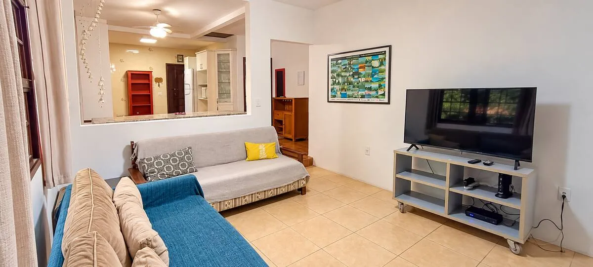 Sala com TV e sofá azul