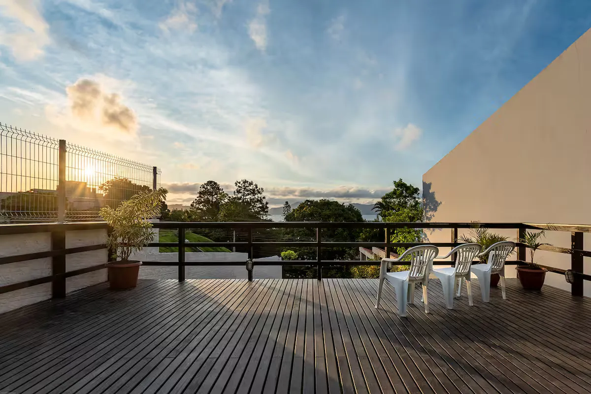 Deck com vista para o mar ao pôr do sol