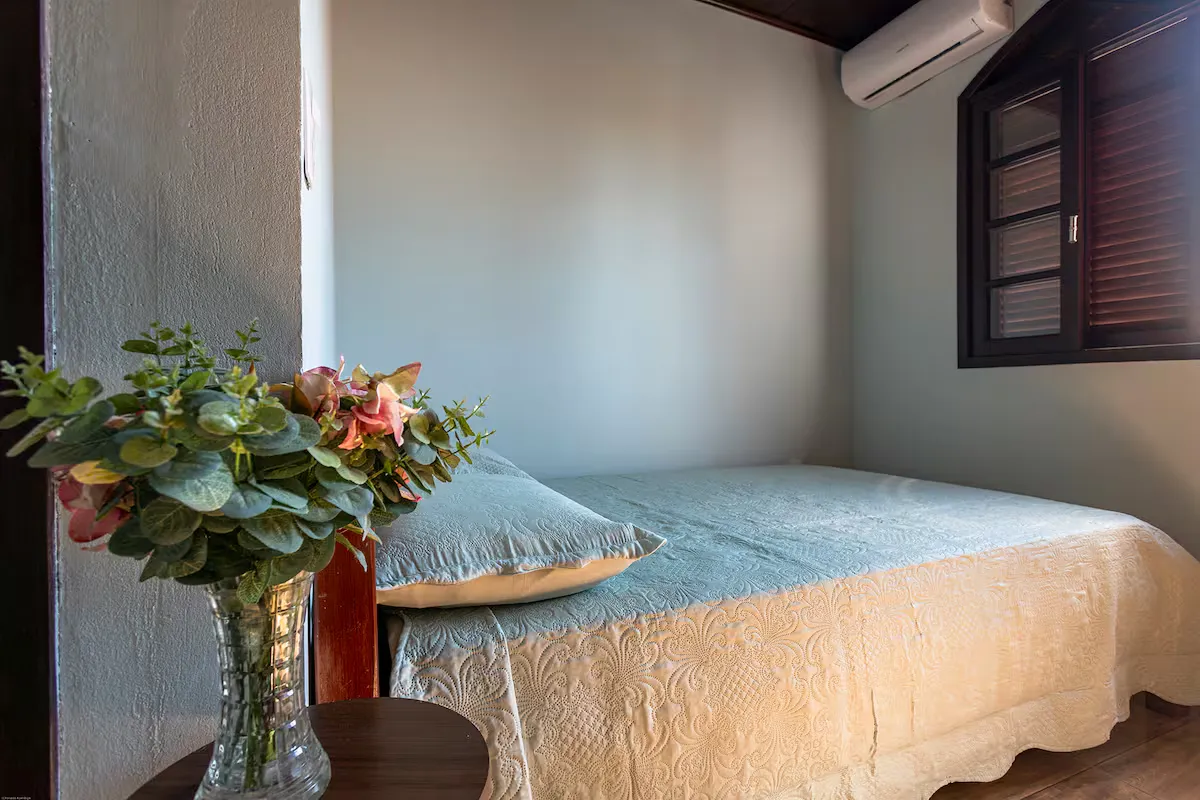 Quarto de casal com ar-condicionado