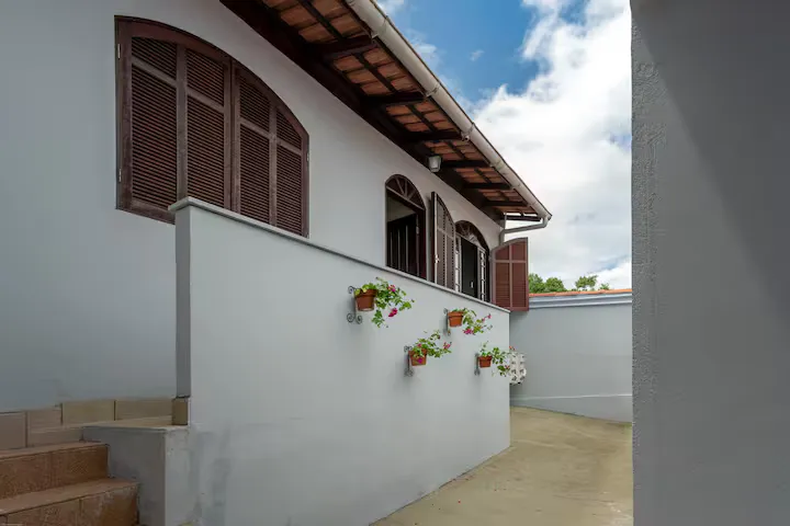 Fachada da casa com floreiras