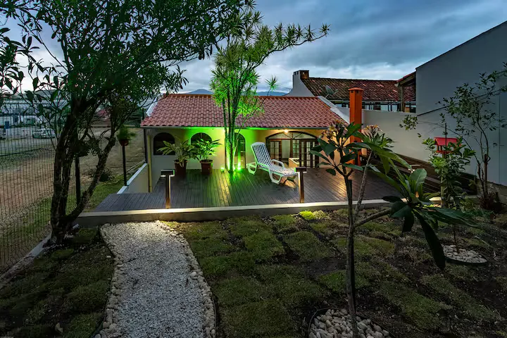 Jardim e deck iluminados à noite