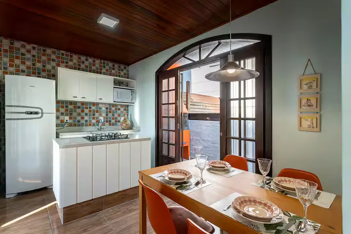 Cozinha com azulejos coloridos e mesa posta