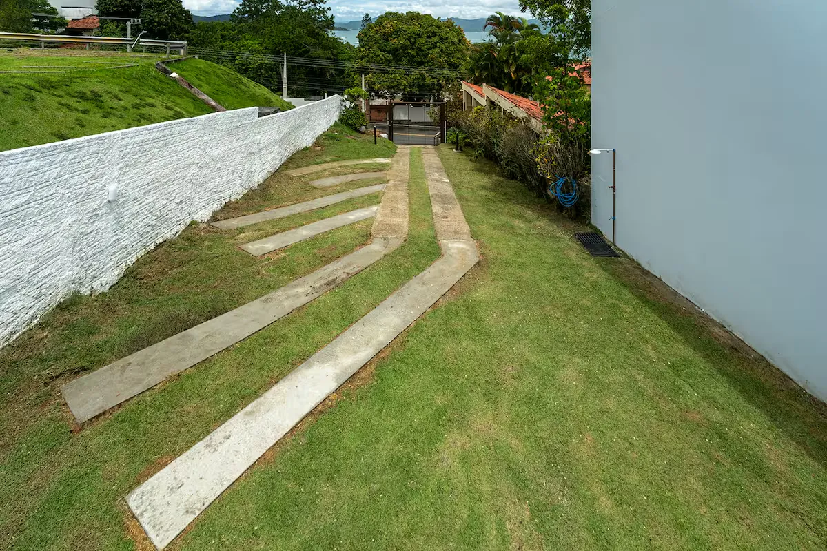 Gramado com caminho de madeira