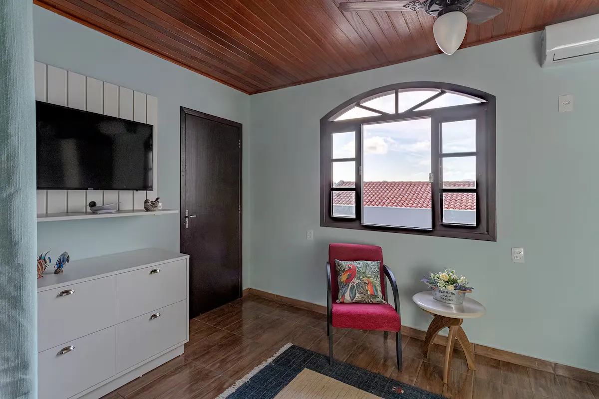 Sala com TV e janela em arco