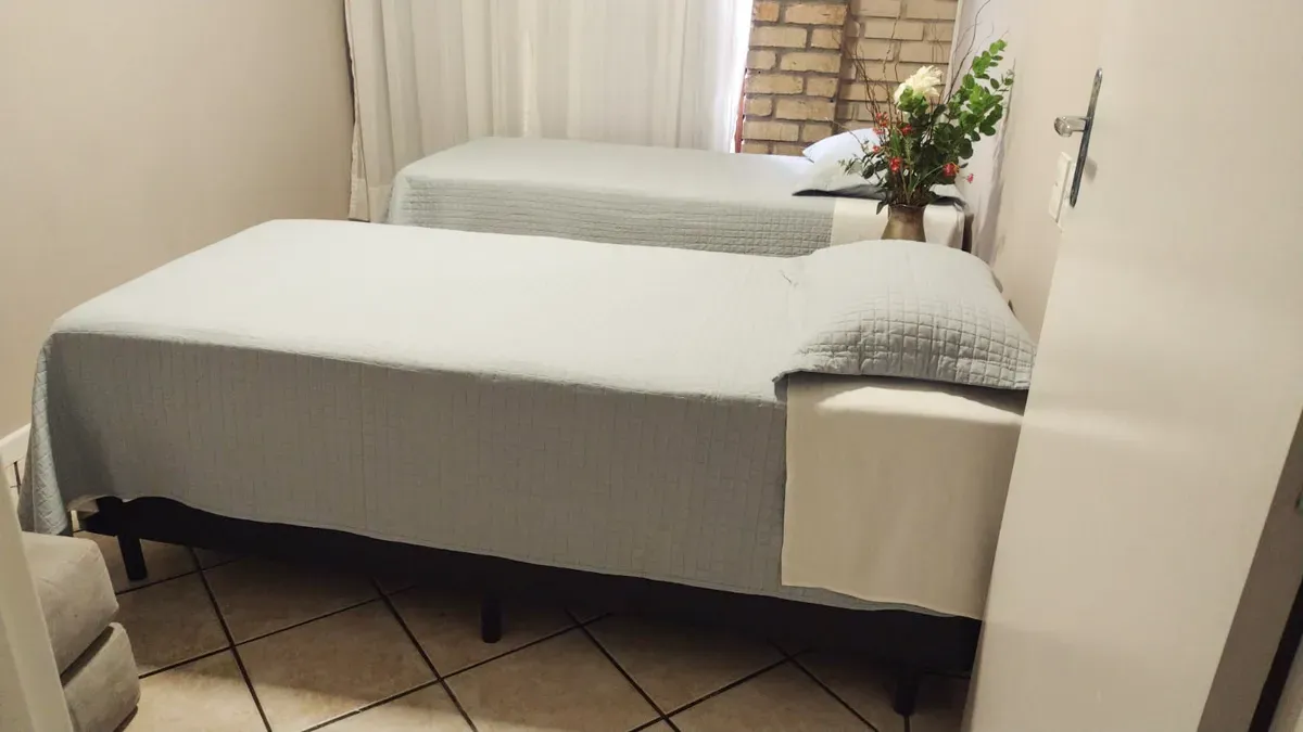 Segundo quarto com duas camas de solteiro